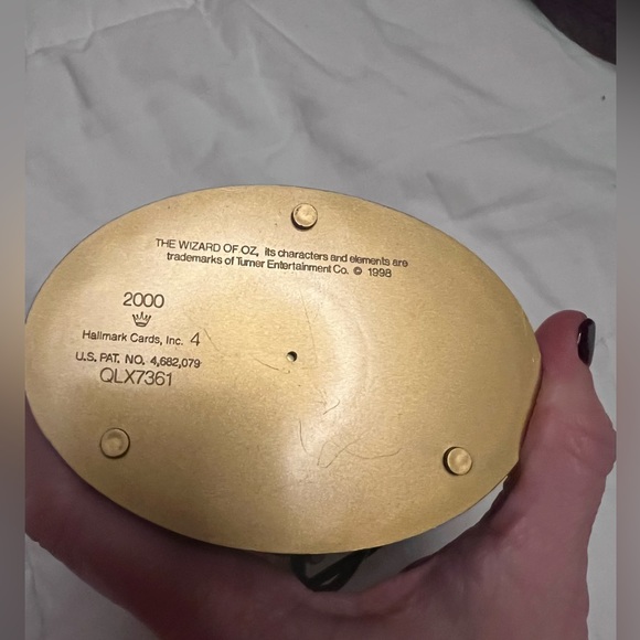 Hallmark yellow brick road magic ornament - Picture 3 of 4